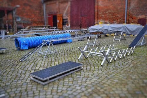 div. Trainingsgeräte auf dem Hof