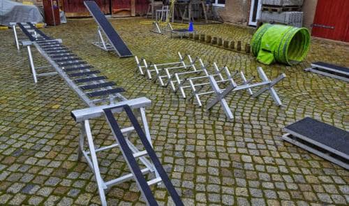 div. Trainingsgeräte auf dem Hof