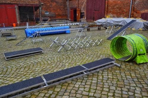 div. Trainingsgeräte auf dem Hof
